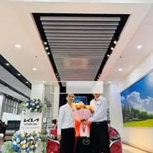 Kia Ninh Bình - Khách hàng nhận xe sau khi hoàn tất thủ tục.