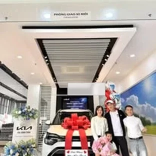 Kia Ninh Bình - Hỗ trợ khách kiểm tra xe trước khi nhận.