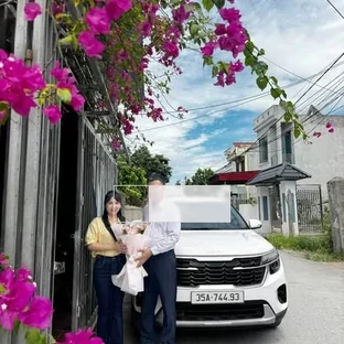 Kia Ninh Bình - Hoạt động hỗ trợ khách chọn xe tại Hoa Lư.