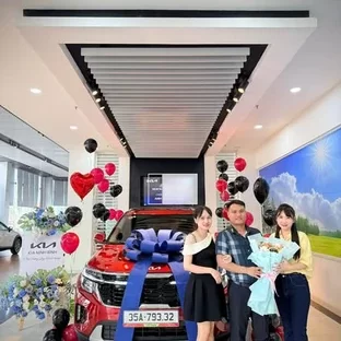Kia Ninh Bình - Khách hàng tham khảo xe thực tế tại Tam Điệp.